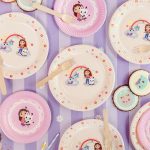 ΧΑΡΤΙΝΑ ΠΙΑΤΑ GABBY'S DOLLHOUSE MIX 23cm (6 ΤΕΜ) PARTYDECO